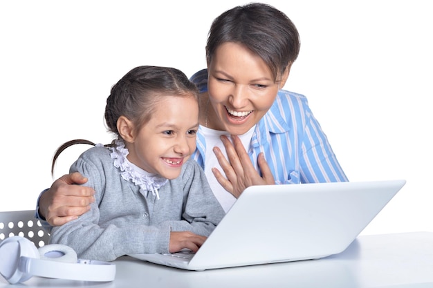Gelukkige moeder en dochter die laptop met behulp van