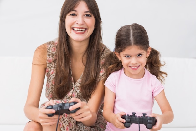 Gelukkige moeder en dochter spelen van videogames