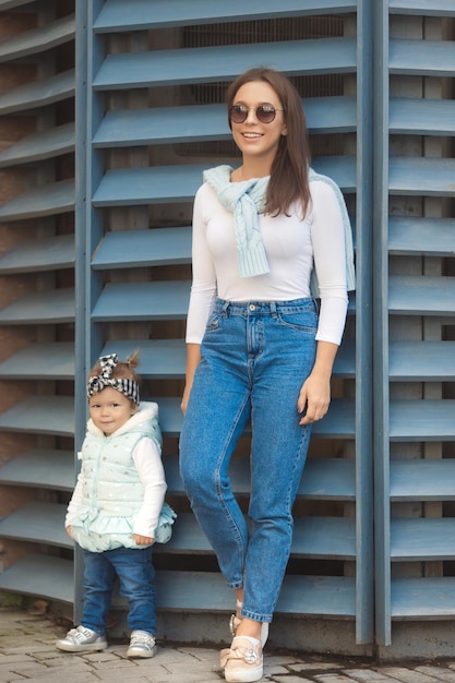 Foto gelukkige moeder en dochtertje in denim family look