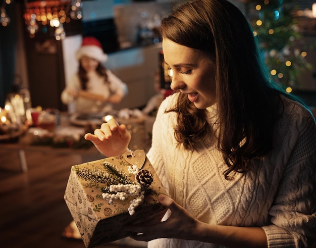 Gelukkige moeder en haar dochter wachten op Kerstmis