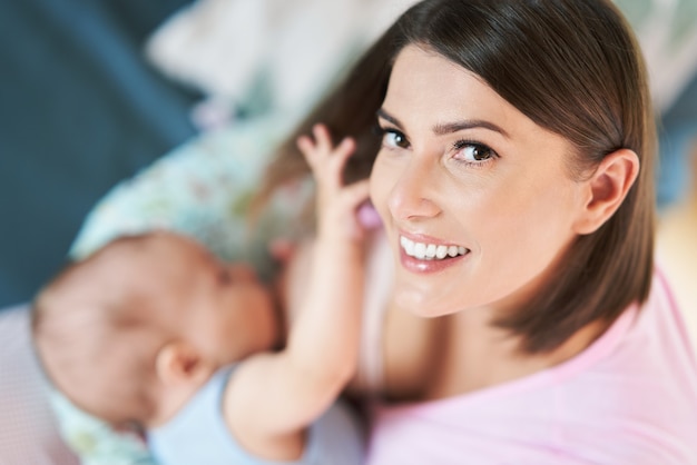 Gelukkige moeder en haar pasgeboren baby