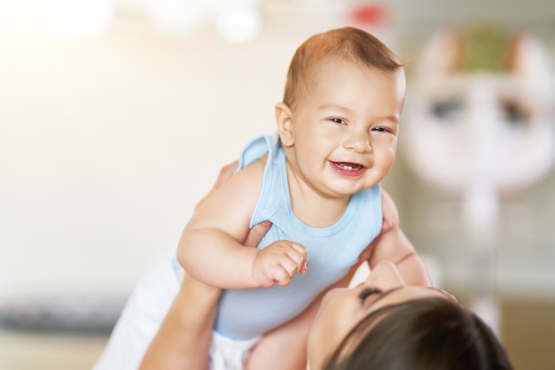 Gelukkige moeder en haar pasgeboren baby