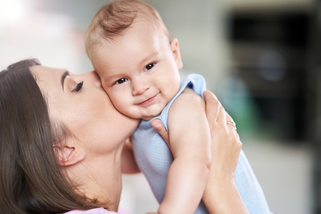 Gelukkige moeder en haar pasgeboren baby