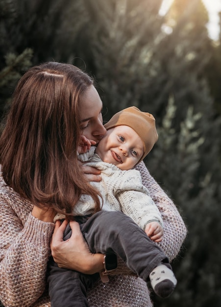 Gelukkige moeder en haar zoon op de natuur glimlachend spelen en liefde en tederheid omarmen Internationale knuffeldag