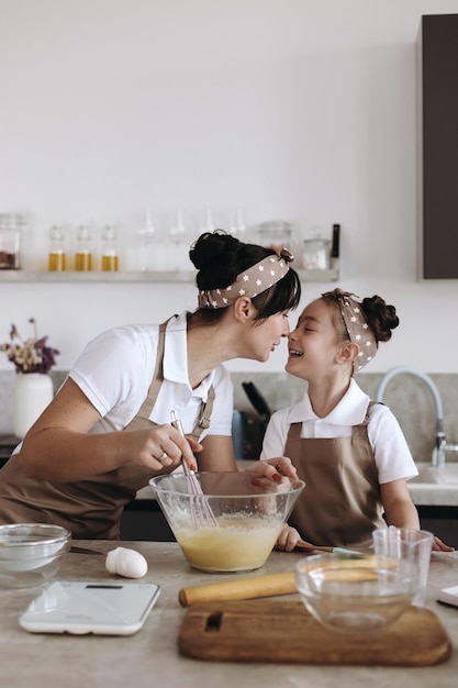 Gelukkige moeder en kind baby buiten