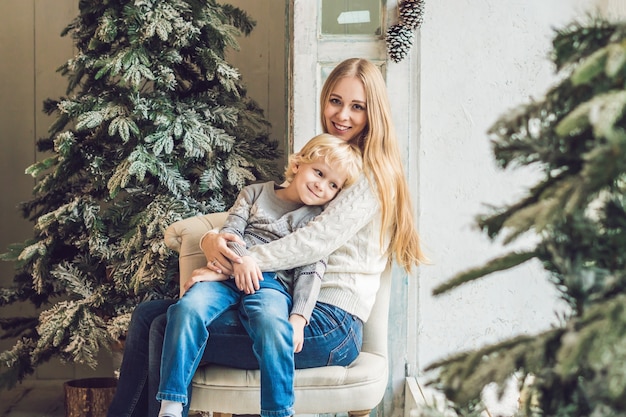 gelukkige moeder en schattige baby vieren Kerstmis