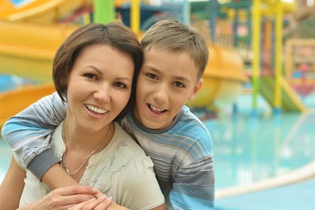 Gelukkige moeder en zoon op vakantieresort bij zwembad