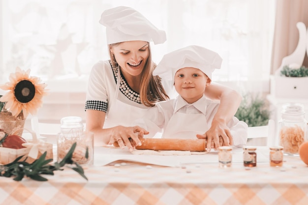 Gelukkige moeder en zoontje koken samen