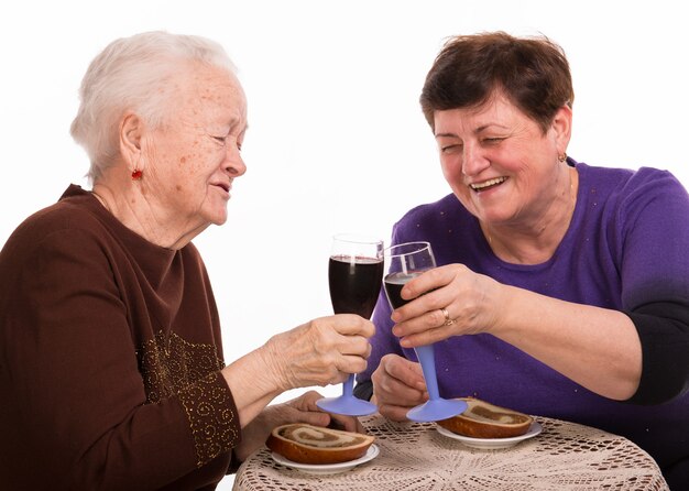 Gelukkige moeder met dochter die wijn drinkt