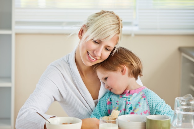 Gelukkige moeder met haar dochter