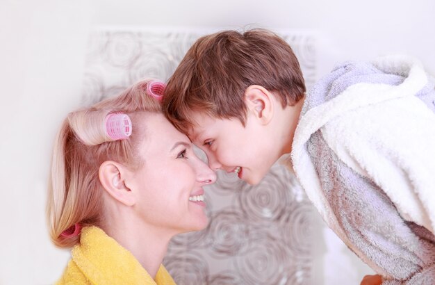 Gelukkige moeder met haar zoon, veel plezier samen