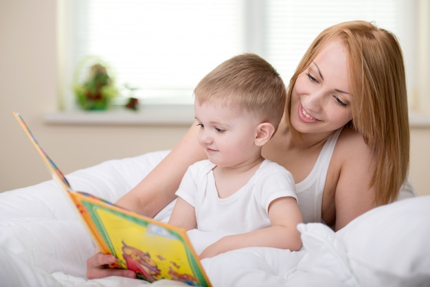 Gelukkige moeder met het boek van de babylezing samen.