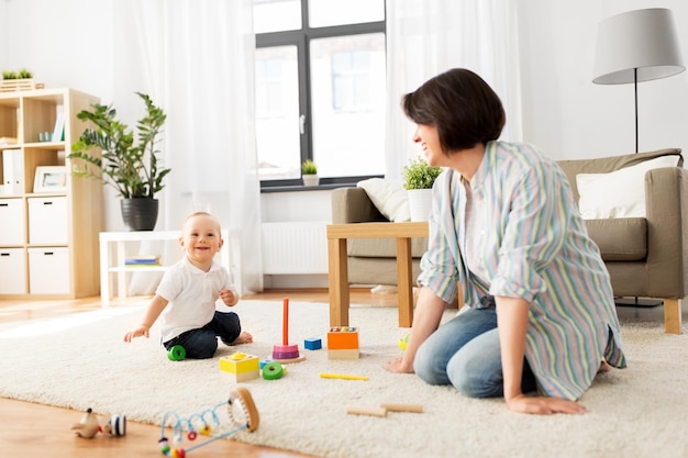 gelukkige moeder met kleine jongen die thuis speelt