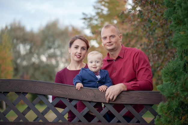 Gelukkige moeder, vader en zoon in het park.