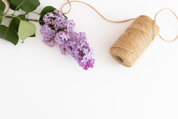 Gelukkige moederdag Lila bloemen spoel met touw op witte tafel