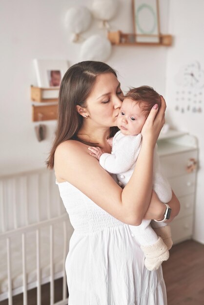 Gelukkige moederdag Ouderschap en jeugd Moeder en baby in de kinderkamer