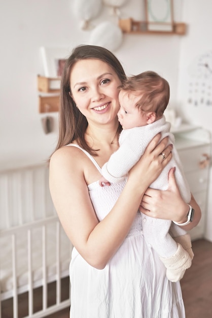 Gelukkige moederdag Ouderschap en jeugd Moeder en baby in de kinderkamer