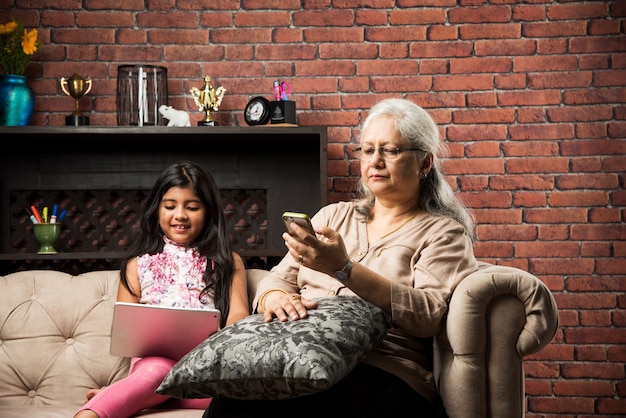 Gelukkige momenten met oma, Indiase Aziatische senior dame die quality time doorbrengt met haar kleindochter