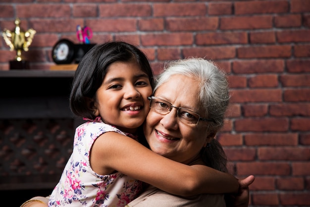 Gelukkige momenten met oma, Indiase Aziatische senior dame die quality time doorbrengt met haar kleindochter