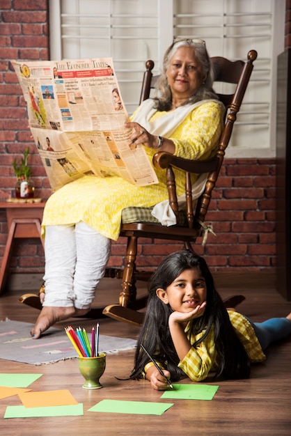 Gelukkige momenten met oma, Indiase Aziatische senior dame die quality time doorbrengt met haar kleindochter