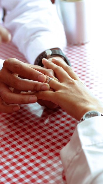 Gelukkige momenten waarop een man zijn vriendin ten huwelijk vraagt door een ring te geven in een café