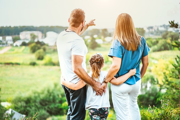 Gelukkige mooie familie veel plezier buiten