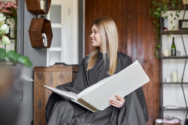 Gelukkige mooie lichte haar kaukasische vrouw bij schoonheidssalon