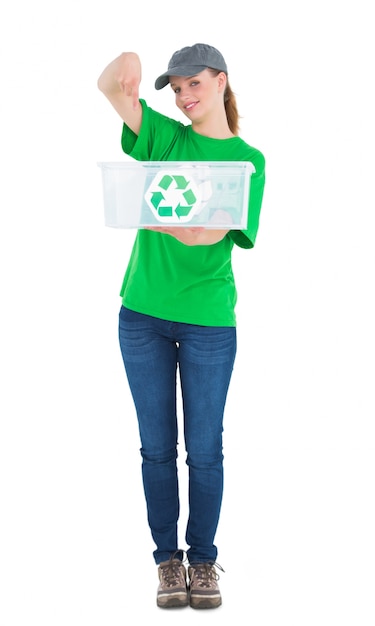 Gelukkige mooie milieuactivist die een recyclingsdoos toont