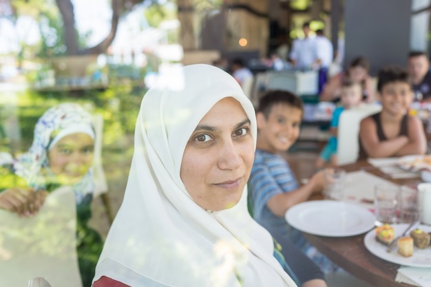 Gelukkige moslimfamilie in restaurant