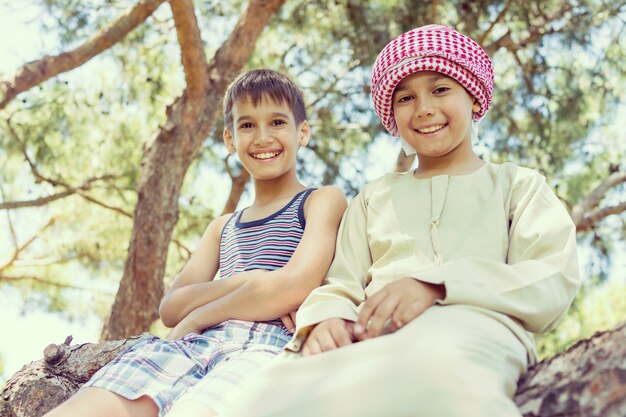 Gelukkige moslimfamilie op zomervakantie