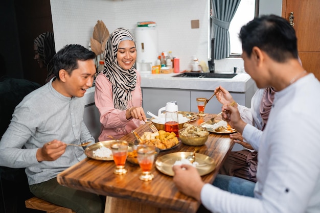 Gelukkige moslimvrienden die samen thuis een iftar-diner hebben