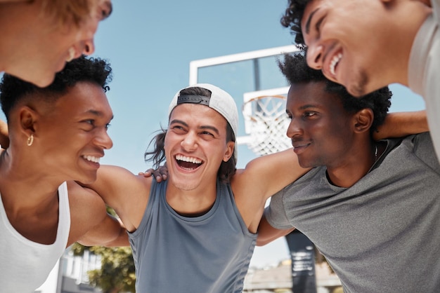 Gelukkige motivatie en teambuilding op een basketbalveld voor een fitness-mindset teamwork en het plannen van een strategie Glimlachondersteuning en grappige sportmannen die lachen trainen of trainen met een missie