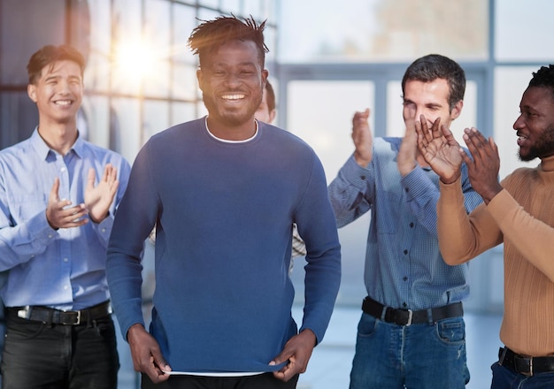 Foto gelukkige multiraciale collega's collega's vieren samen zakelijk succes