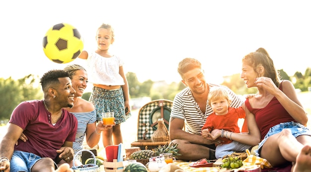 Gelukkige multiraciale gezinnen die plezier hebben samen met kinderen op pic nic barbecue party