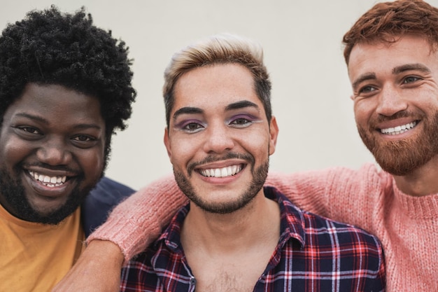 Foto gelukkige multiraciale mannen die op camera glimlachen jongeren en diversiteitsconcept