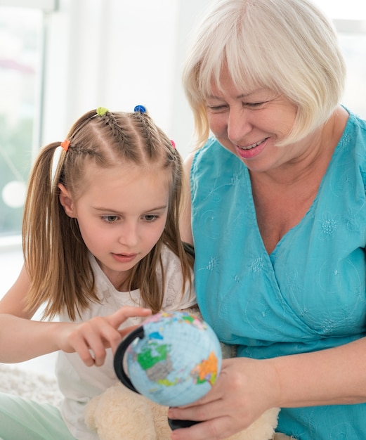 Gelukkige oma die bol toont aan kleindochter