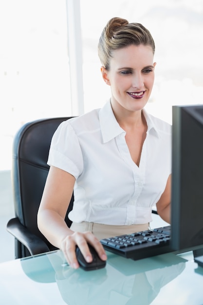 Foto gelukkige onderneemster die het haar computerscherm bekijkt