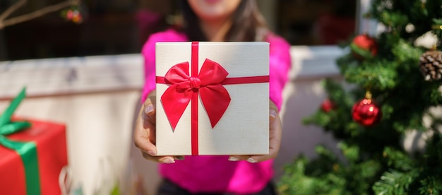Gelukkige opgewonden Aziatische vrouw handen die kerstcadeau doos vrolijk meisje verpakken Xmas cadeau of open doos Xmas nieuwjaars verjaardag geschenk xA