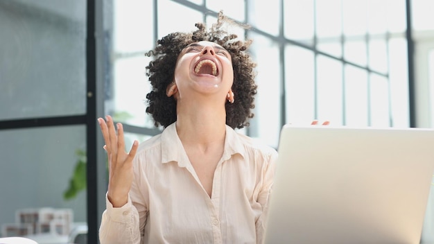 Gelukkige opgewonden jonge vrouw student of werknemer kantoormedewerker winnaar