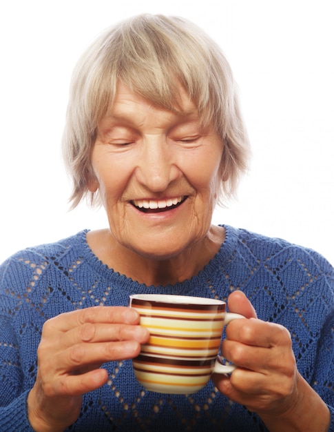 Gelukkige oude dame met koffie