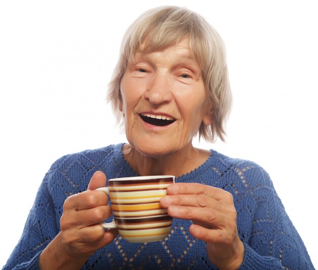 Gelukkige oude dame met koffie