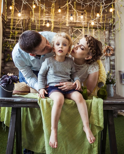 gelukkige ouders die hun vijfjarige dochter kussen