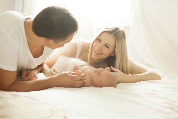 Gelukkige ouders en de pasgeboren baby.