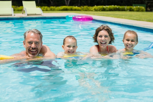 Gelukkige ouders en kinderen in het zwembad