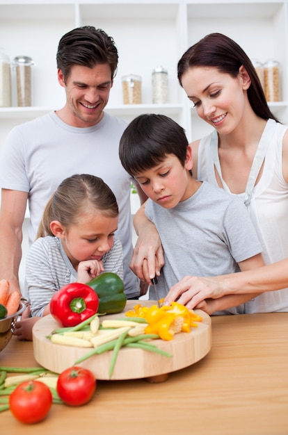 Gelukkige ouders en kinderen koken