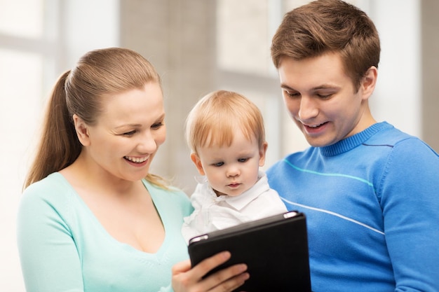 gelukkige ouders en schattige baby met tablet pc