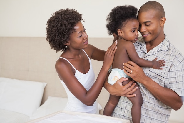 Gelukkige ouders met hun babymeisje