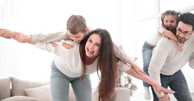 Gelukkige ouders met hun kinderen veel plezier