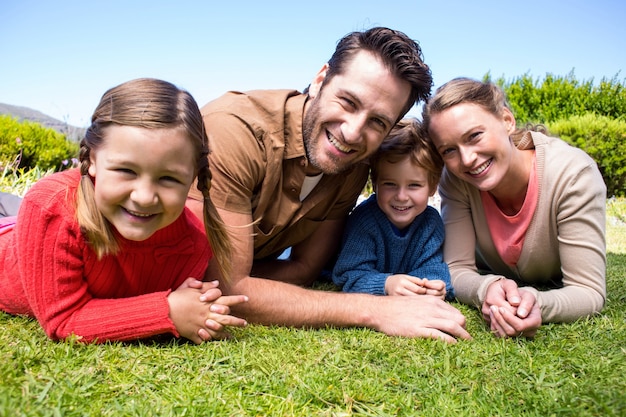 Gelukkige ouders met hun kinderen