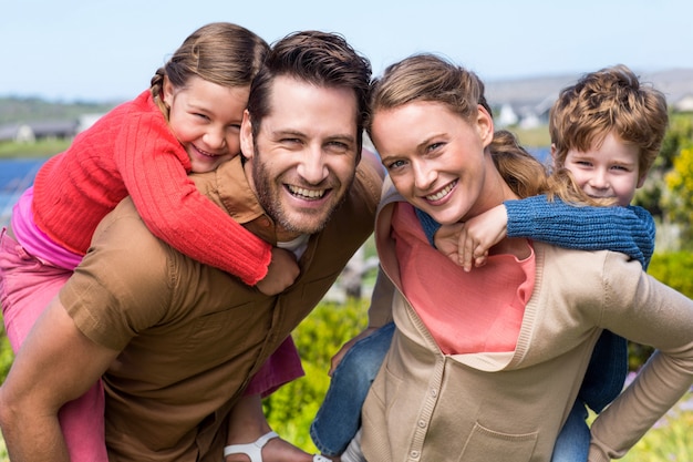 Gelukkige ouders met hun kinderen